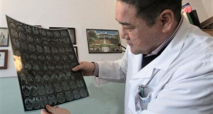 Проректор КГМА, профессор-нейрохирург К.Ырысов провел сложнейшие операции пациентам с гигантскими опухолями головного мозга