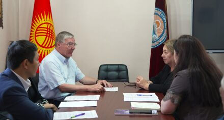 В КГМА им. И.К. Ахунбаева состоялся визит приглашенного специалиста SES — доктора Штефана Ковица