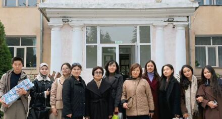 Преподаватели кафедры иностранных и латинского языков КГМА совместно со студентами 1 октября, в Международный день пожилых людей, посетили дом престарелых «Умут» в городе Бишкек