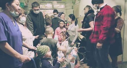 Иностранные студенты КГМА поздравили пациентов детской онкологической больницы