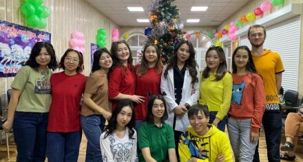 Сотрудники кафедры фтизиатрии и студенты КГМА организовали новогодний праздник для детей из детского отделения